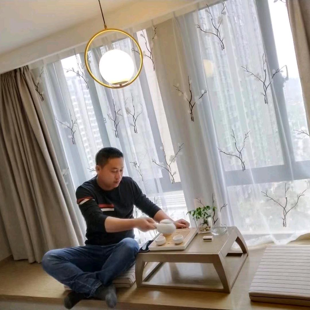 穿着拖鞋逛大街