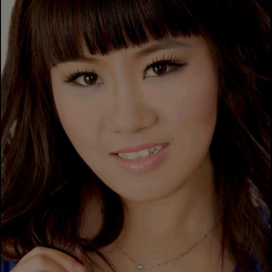 勾起嘴角牵强的微笑