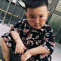 伄戼