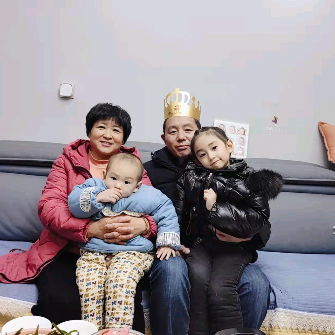 两个宝贝的奶奶。