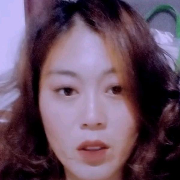 穿木鞋的小女孩