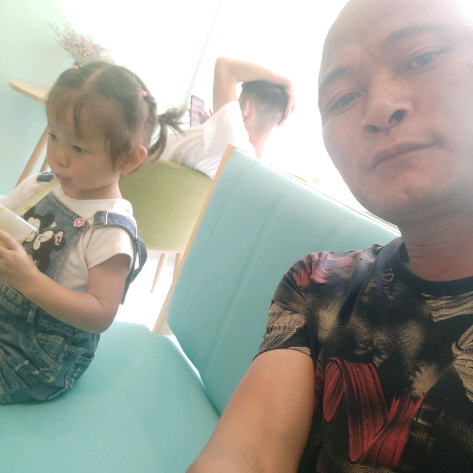 勤劳的光头强,我要去砍树。