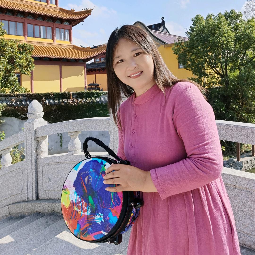 退休姐妹学打非洲鼓