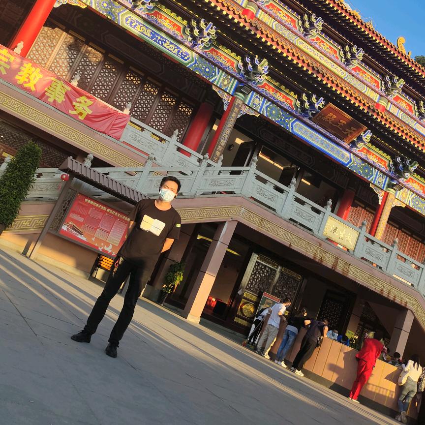 独自骑单车小伙