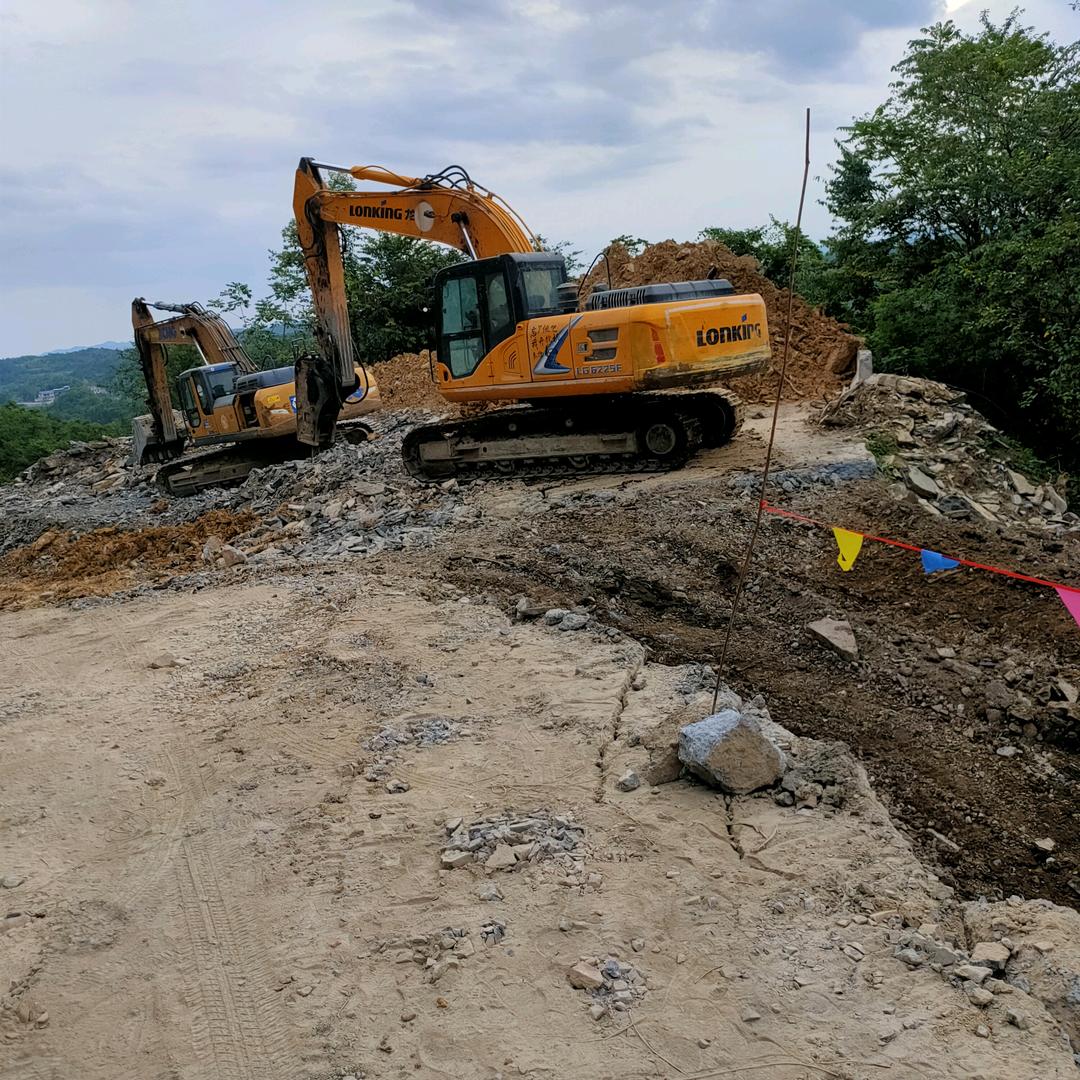 二毛，，辉煌五金门🚪窗店，承接各种工程