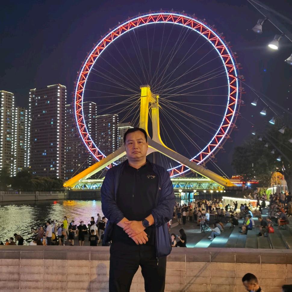 秦鲁津赶路人