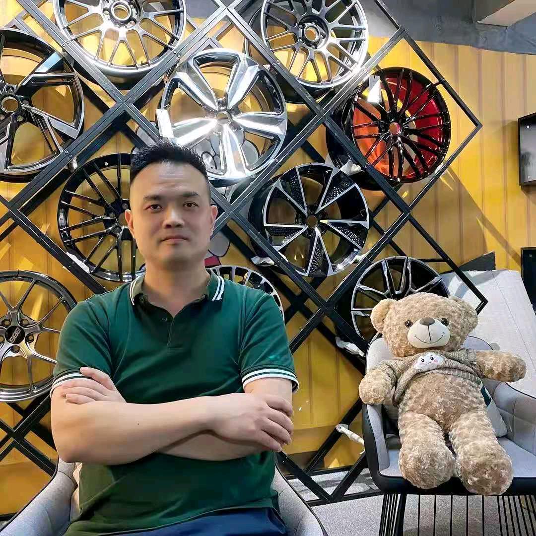 武汉浩鹏汽车改装-辉哥
