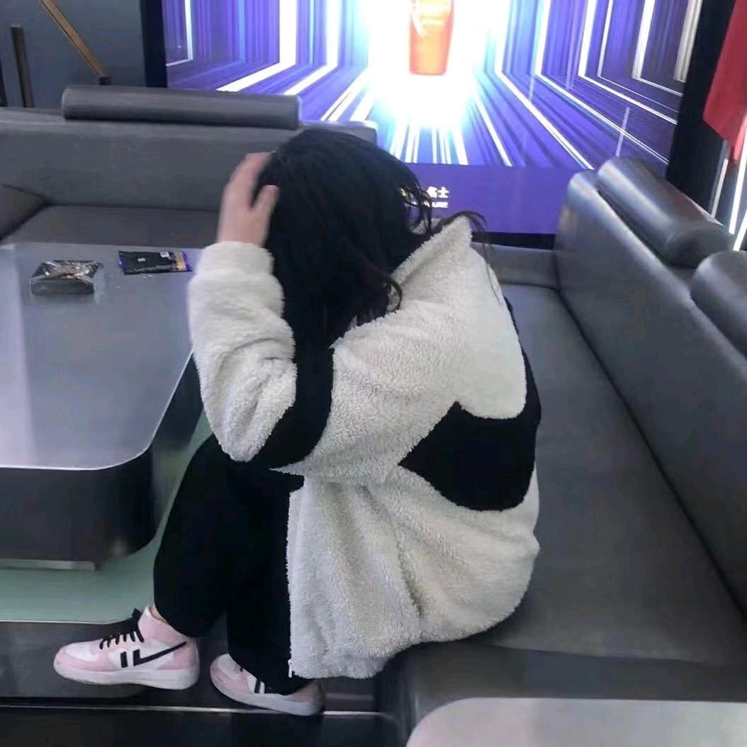 -跟小月月撒个娇.’