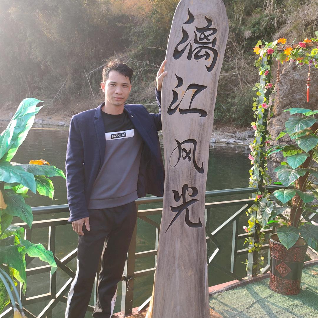 小何