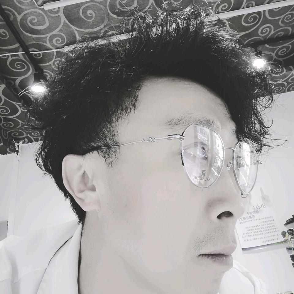 小雨哥（朗星眼镜）