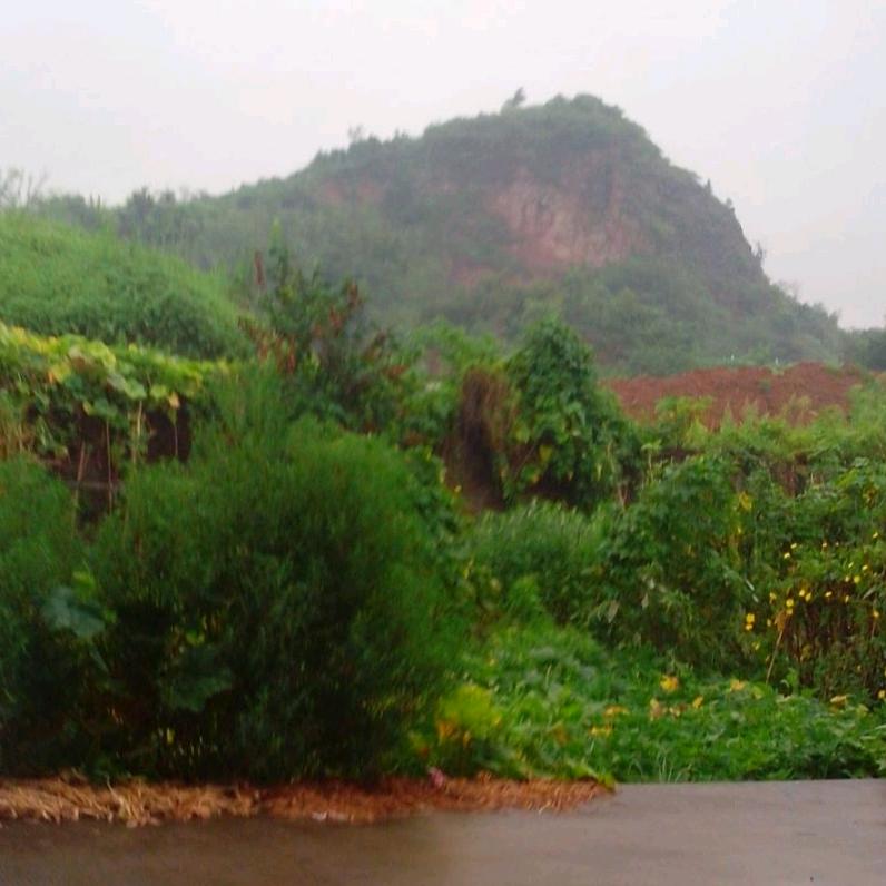 常住小山边