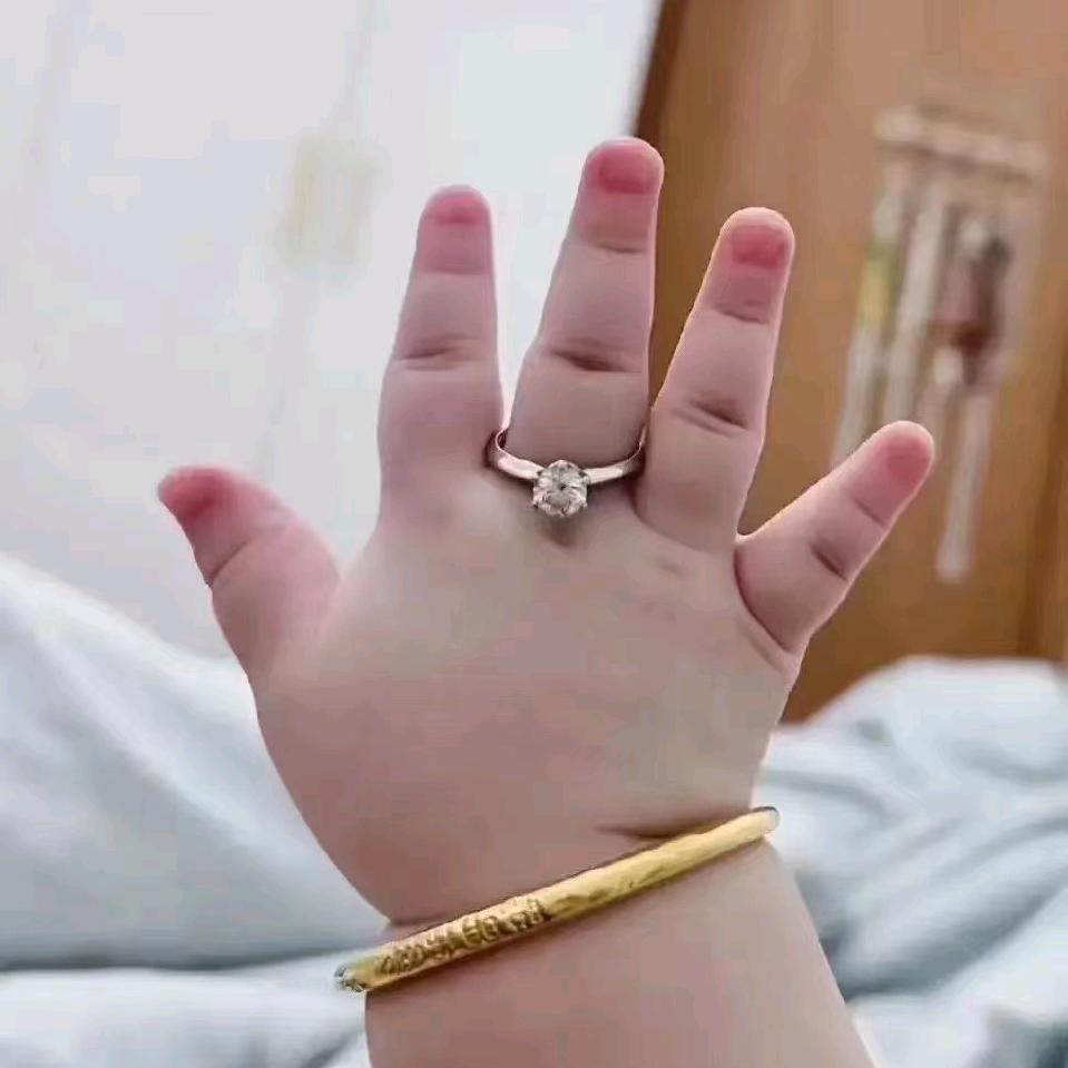 紫色天秤(ฅ>ω<*ฅ)瓷砖小姐姐