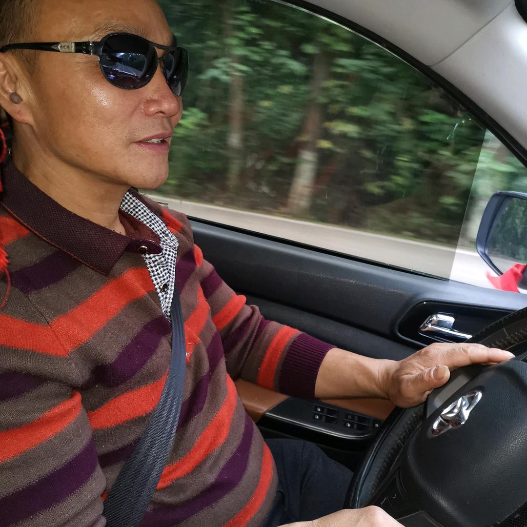 只想爱你跟你走