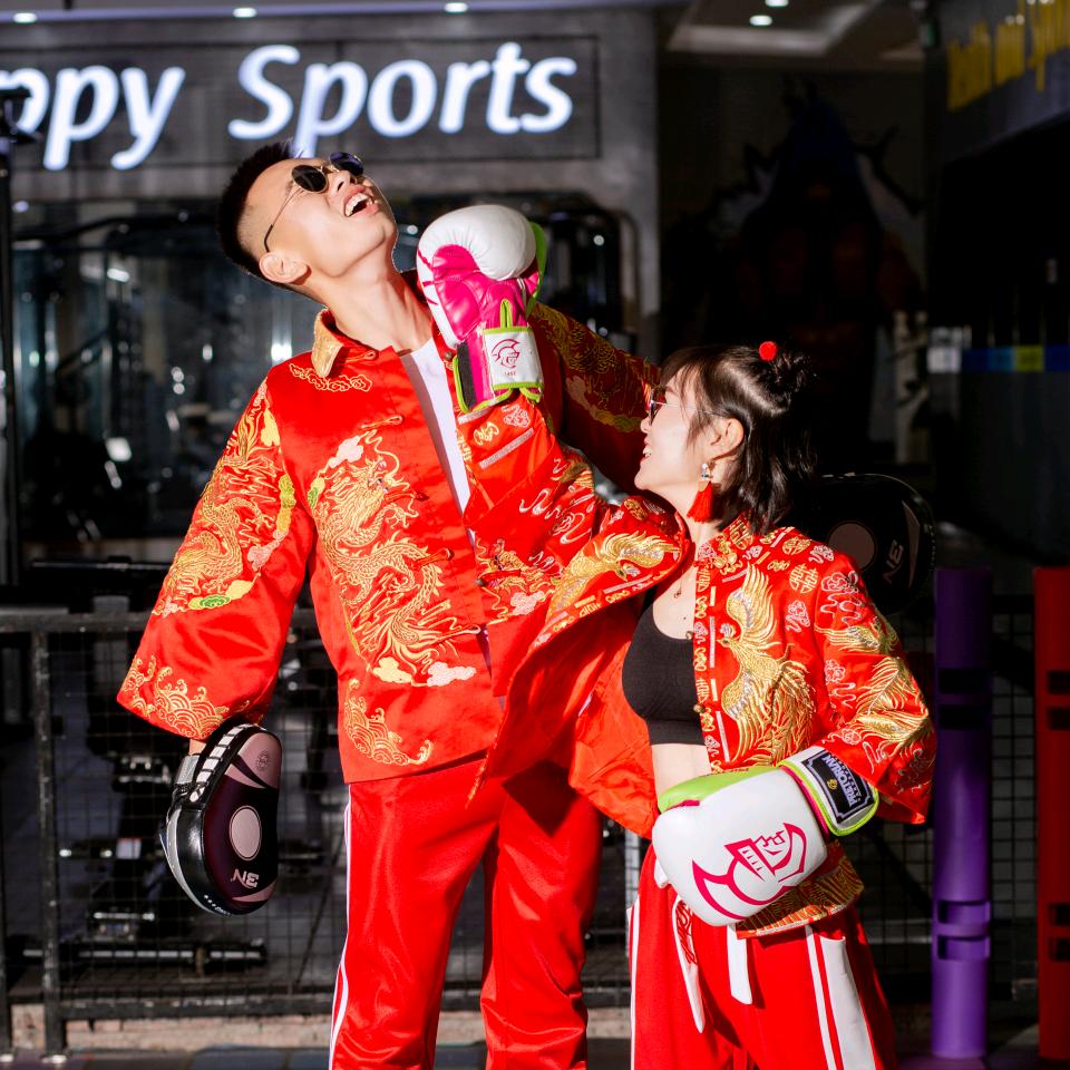 开挖机的小伙子