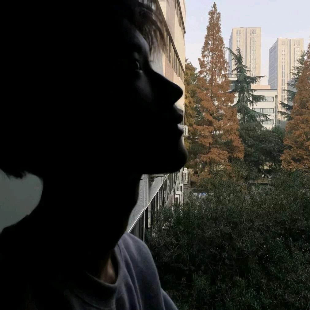 呃…