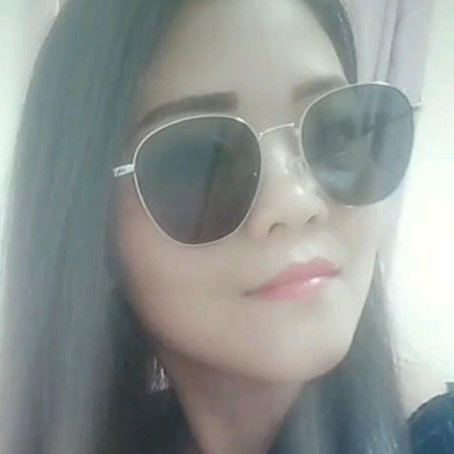 蓝天白云下行走