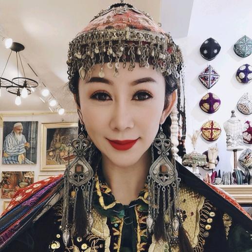 龙美霖新疆舞服饰