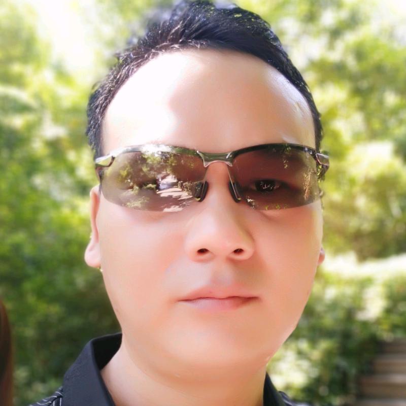 故作冷漠眼