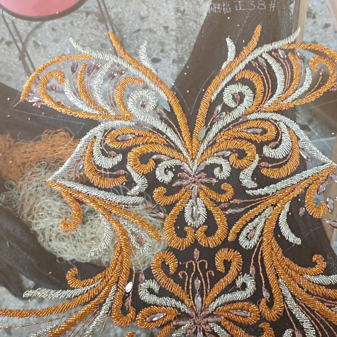 阿洁，手勾礼服