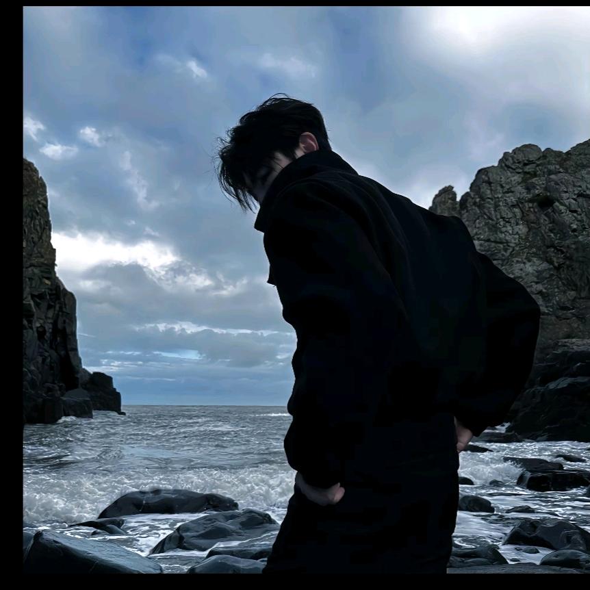 在梦里有个女孩说明年五月陪我一起过节日