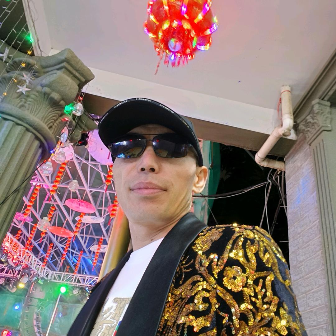 主持人孔新