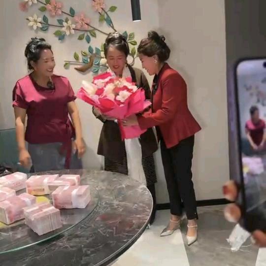 赤桑拉姆护肤品店