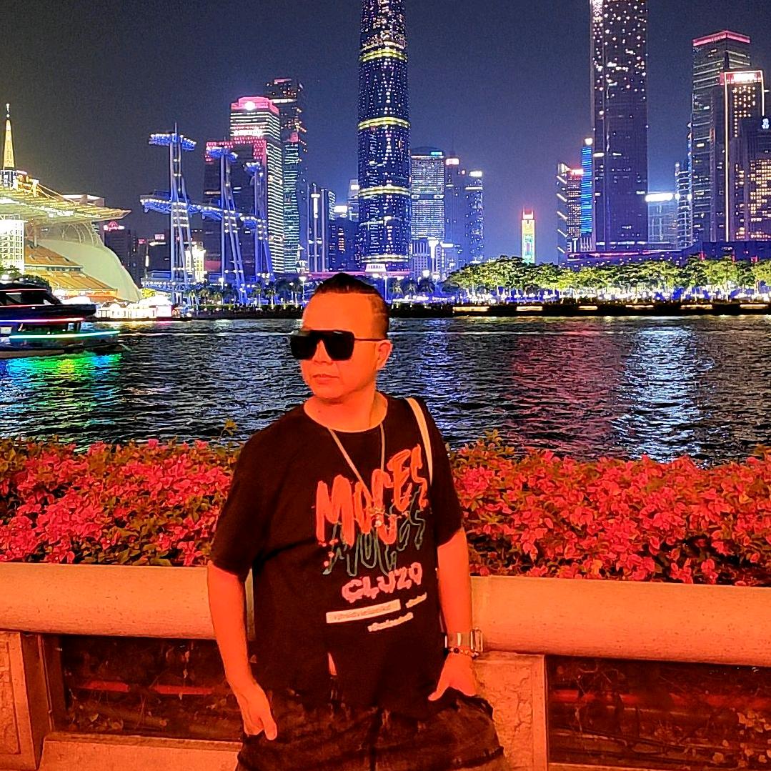 悦越红服装工厂店