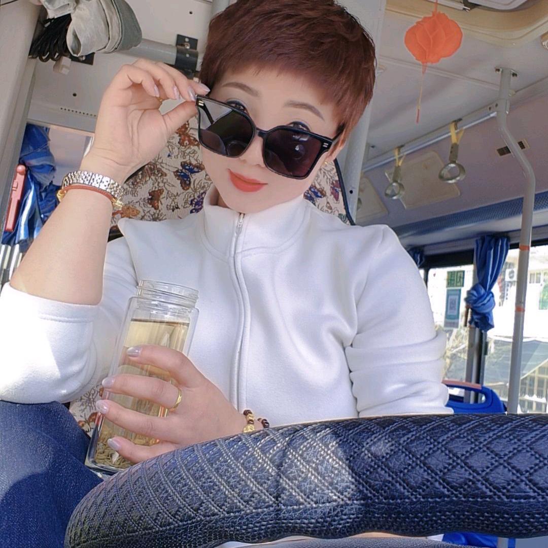 公交🚍女司机{爱与责任的坚守}
