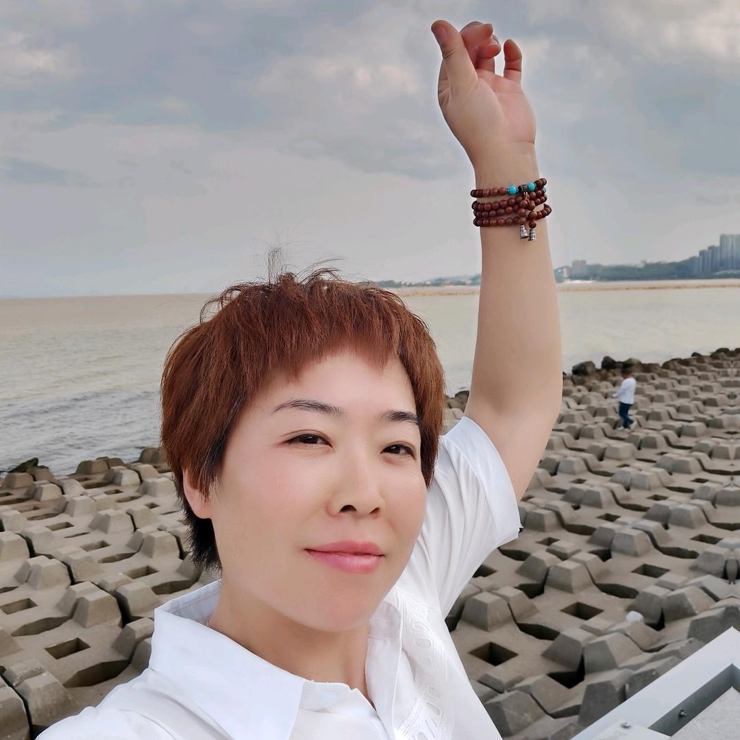 涓涓姐      19:10开播