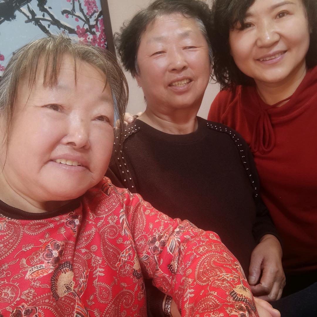 姐妹情深。