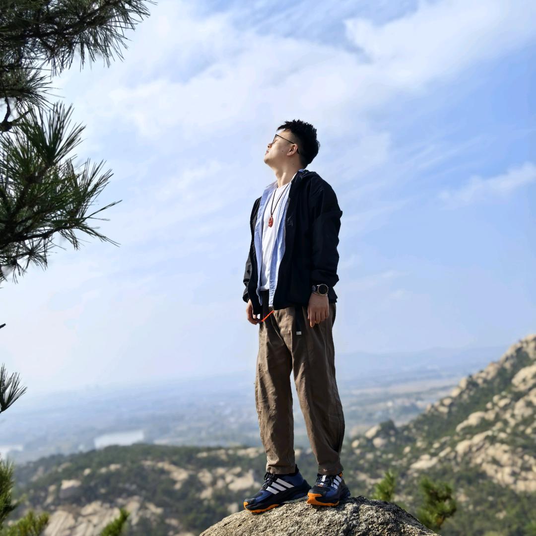 吹气球的小哥哥