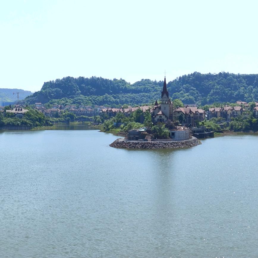 向往天空中美丽的彩虹