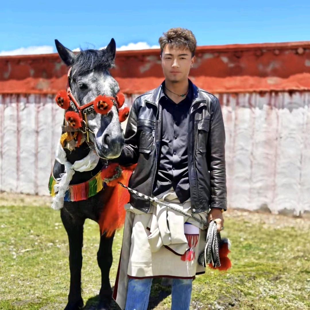 白 格桑尼玛