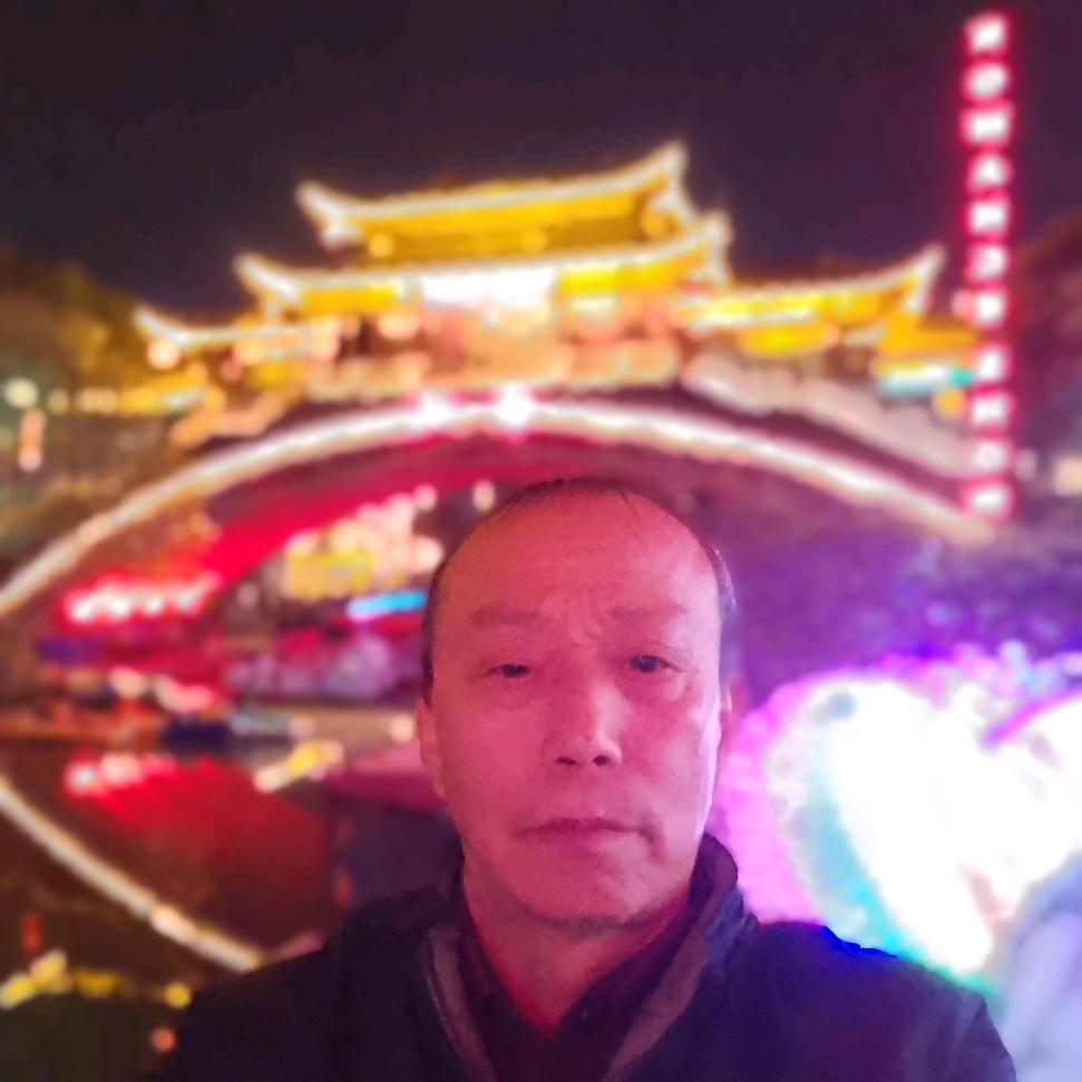 民宿大叔上来看美妞