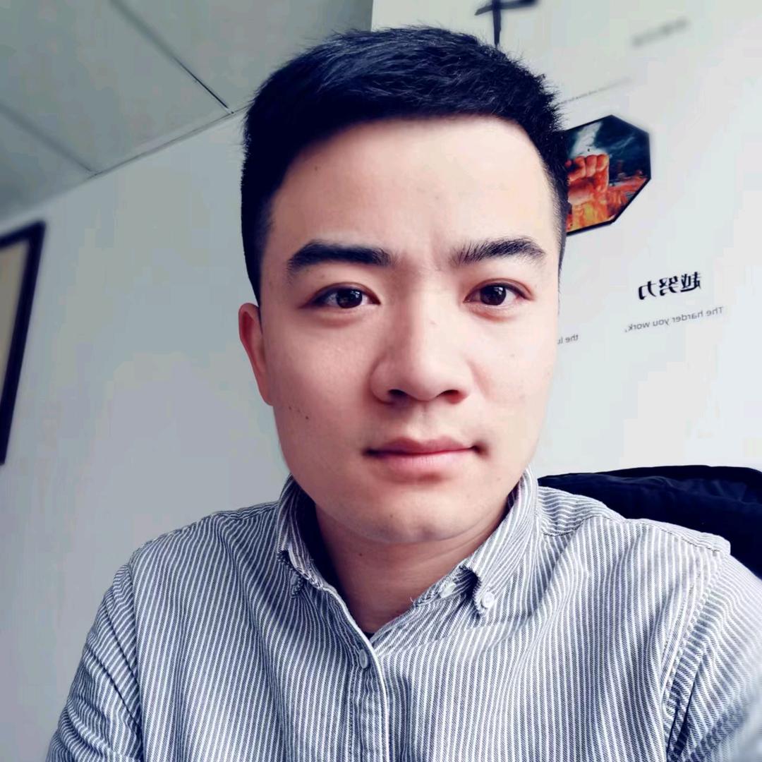 周 进 在养鸡