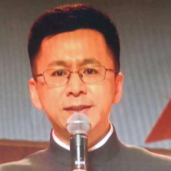 主持人闫峰杰