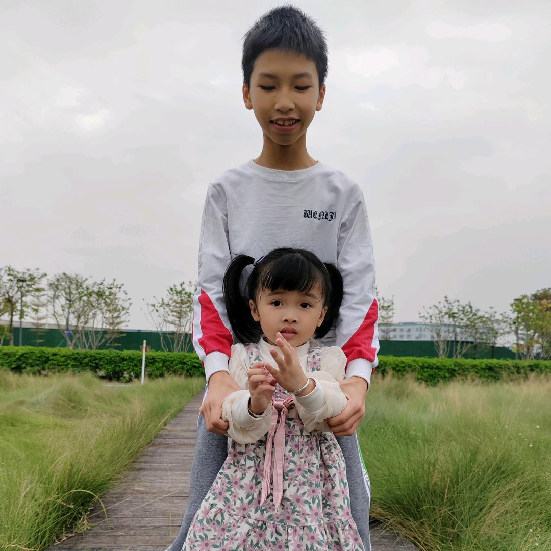 苏龙陪儿子抗白陪女儿抗肿瘤中