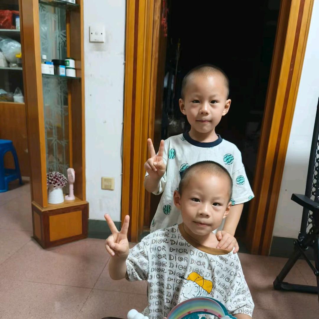 思彤