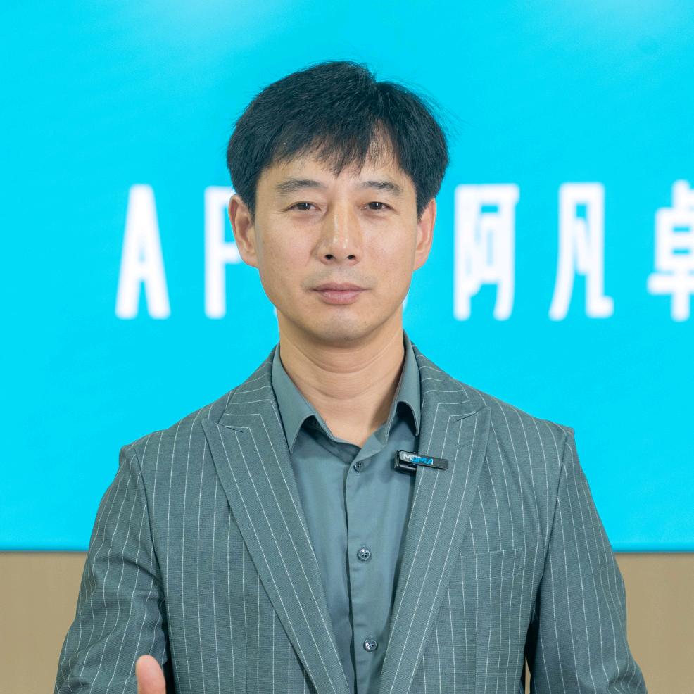 彭峰阿凡卓女装
