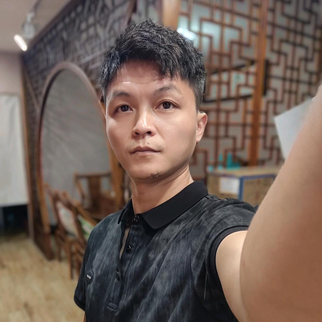 在开江开广告公司的小唐