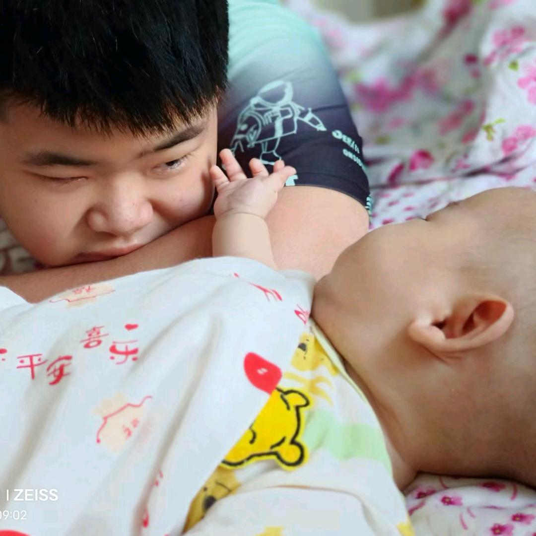 两个孙子的奶奶。我希望两个孙子平平安安，