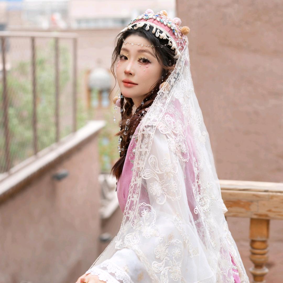 晶晶爱吃烧烤。