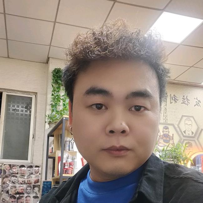 广州白云发拉利美发老三（长期收头发）