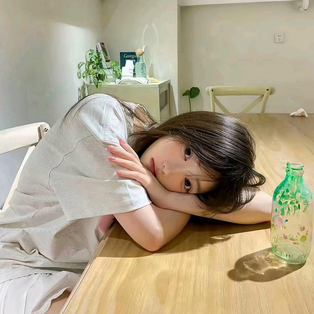 在峰林高级中学发疯的小女子