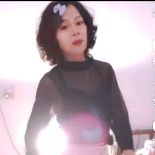 重生秋红一个人独来独往，每天在直播间舞