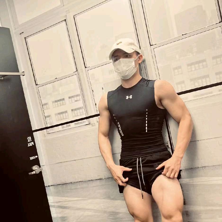 英俊是个肌肉男