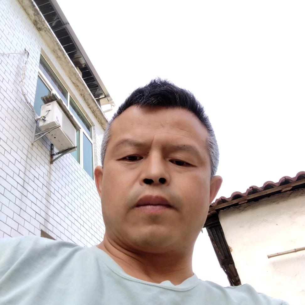 照在前方的一盏灯