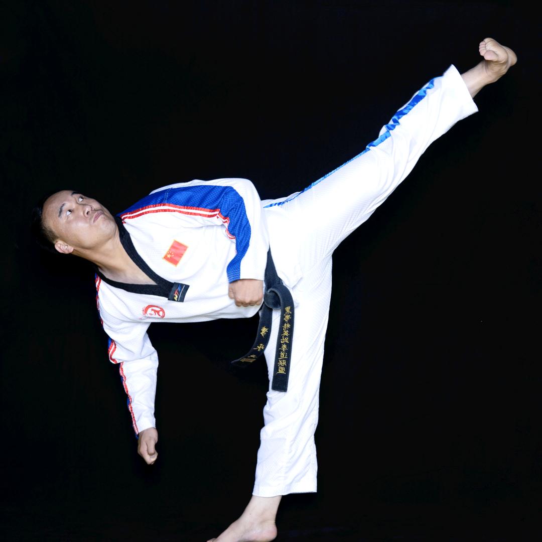 西山区教跆拳道的李教练