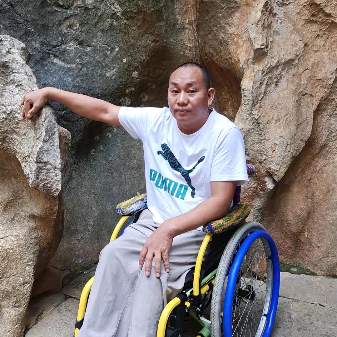 黄六，轮椅人生