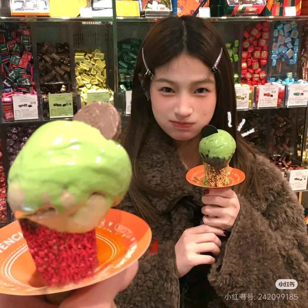 村口吃瓜老奶